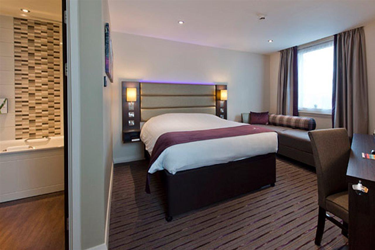 Premier Inn London Бромли Екстериор снимка